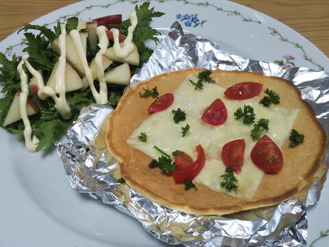 トマトとチーズのパンケーキピザとリンゴのサラダ♪